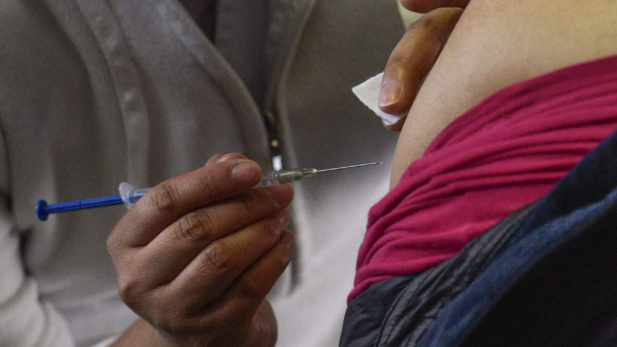 Continúa la vacunación de adultos mayores de 60 años