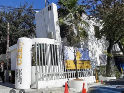 Comisión Electoral reprende a medio por organizar debate sólo con candidatos punteros