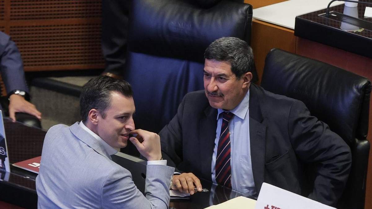 Los senadores Luis Donaldo Colosio y Javier Corral, durante sesión ordinaria