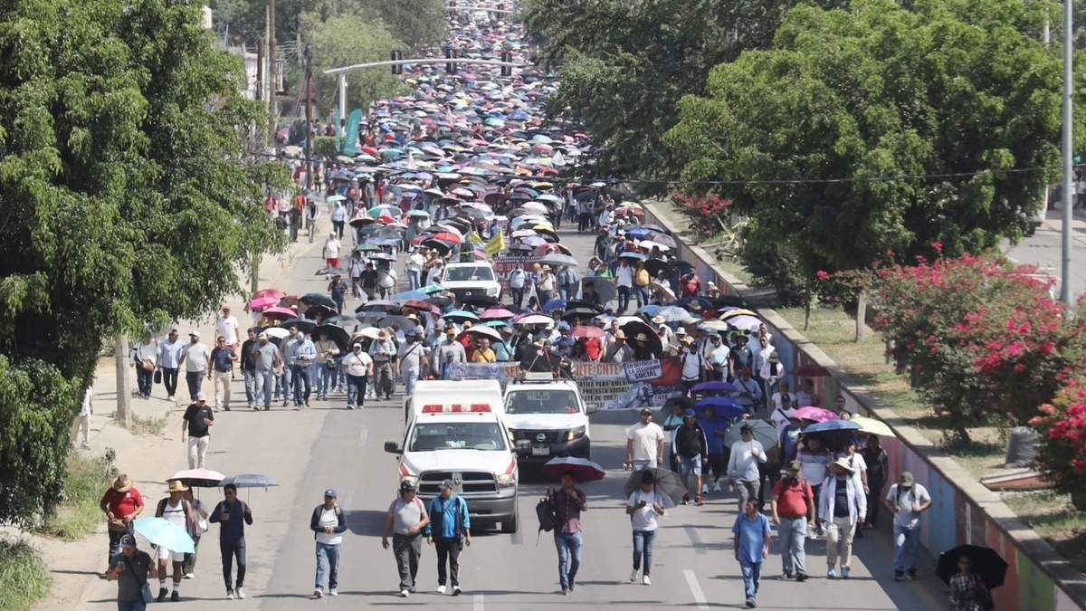 Integrantes de la Sección 22 de la CNTE marcharon en la capital de Oaxaca este Día del Maestro