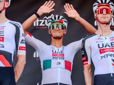 Isaac del Toro sufre caída y abandona Vuelta al País Vasco en su tercera etapa (Video)