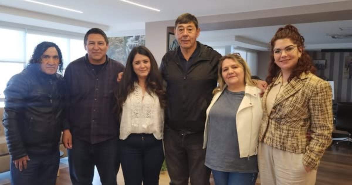 Vanesa Lopez, a la izquierda de Rucci, denunció maniobras con las regalías petroleras. Fuente: (Facebook)
