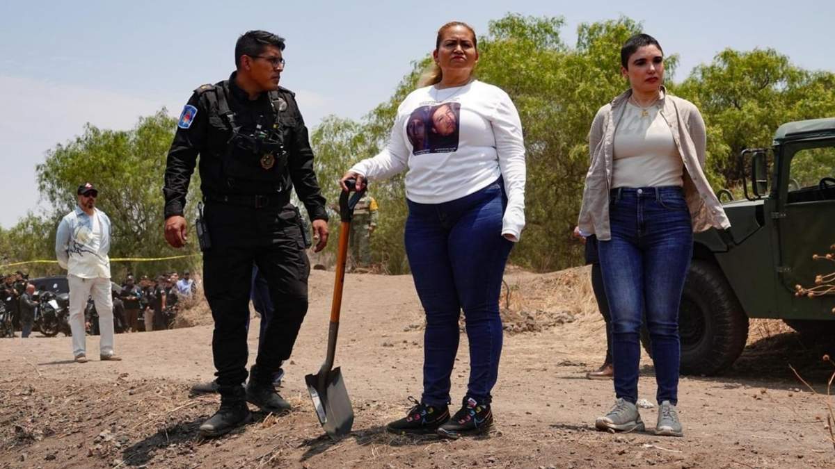 La activista Ceci Flores, líder del grupo "Madres Buscadoras de Sonora" con su equipo encontró un vertedero clandestino de cadáveres en Tláhuac