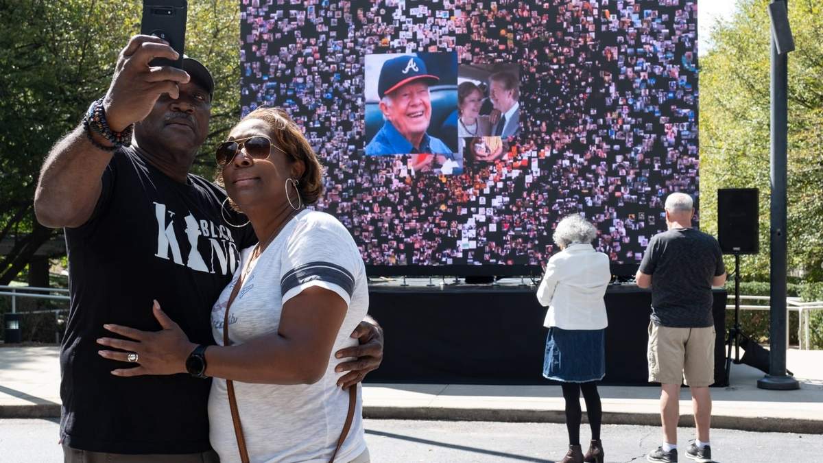 Pantalla muestra festejo del cumpleaños 99 de Jimmy Carter