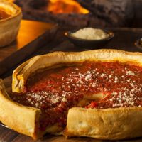 Pizza estilo Chicago: organizate la juntada del finde y sorprendé con esta receta canchera que todos van a amar