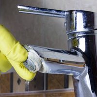 El secreto para eliminar las manchas de cal de tus griferías usando solo 1 producto de tu cocina