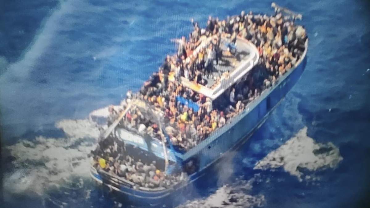 Esta imagen sin fecha proporcionada por la guardia costera de Grecia el miércoles 14 de junio de 2023 muestra a decenas de migrantes en un barco pesquero que luego se hundió al sur de Grecia