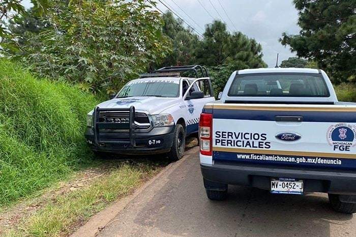La FGE de Michoacán realiza labores en el predio donde se encontraron dos fosas clandestinas con al menos 10 osamentas, en Zirimícuaro, municipio de Ziracuaretiro