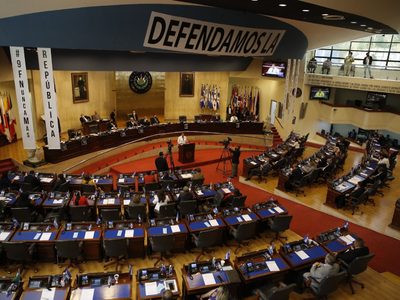 Crisis política en El Salvador: la Asamblea Nacional destituyó a todos los jueces