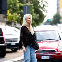 El regreso inesperado: los jeans campana vuelven a conquistar el otoño con nuevas texuras
