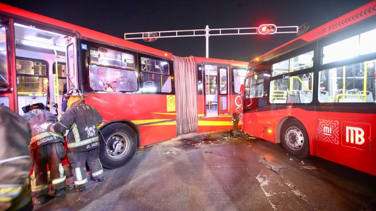 Choque entre unidades del Metrobús