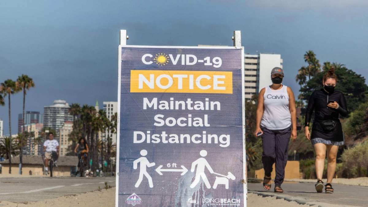 Dos personas caminan por una paso peatonal en California, Estados Unidos. Fuente: (Twitter)