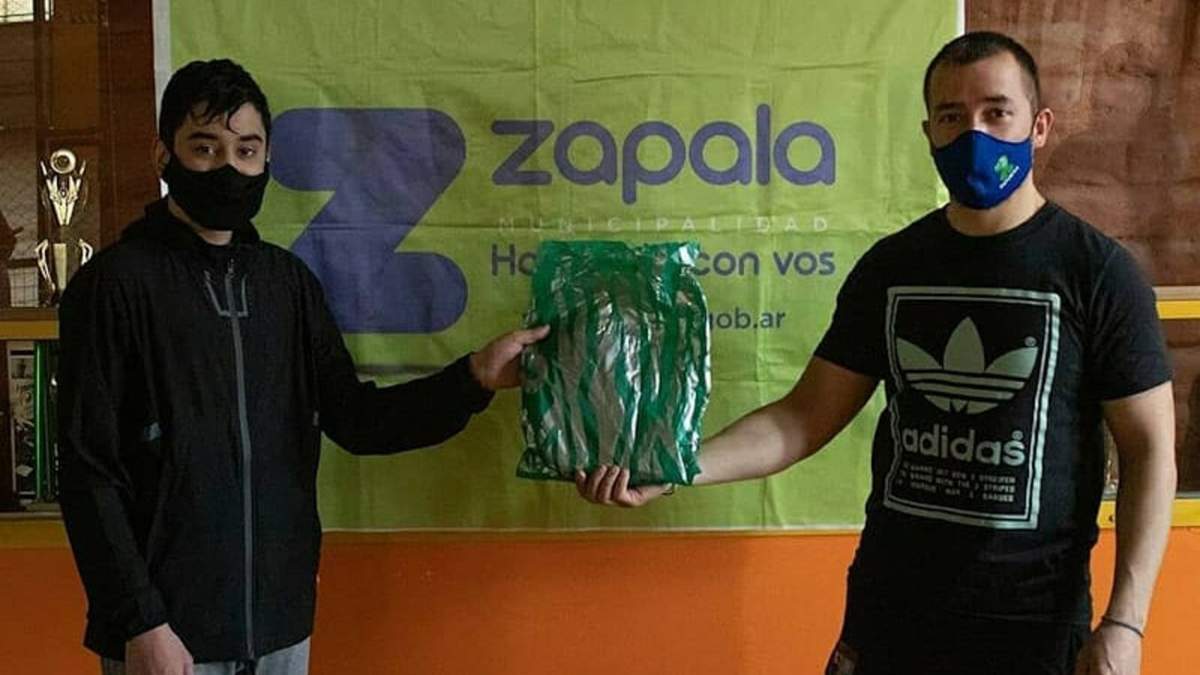 Integrantes de la Secretaría de Deportes haciendo entrega de los  premios. Fuente: (Twitter).