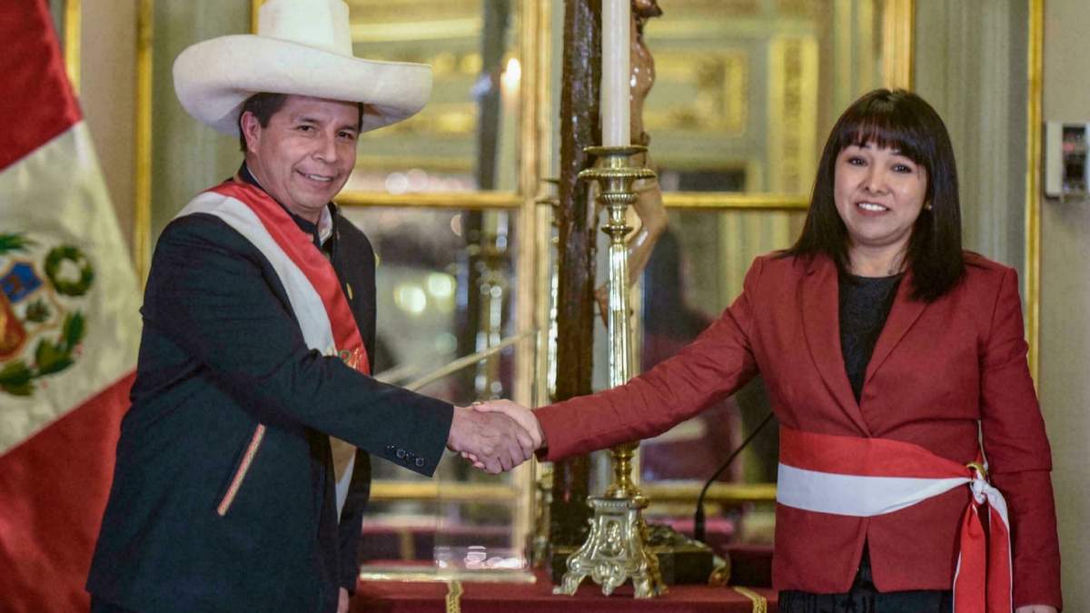 El presidente de Perú, Pedro Castillo, y su nueva jefa de gabinete, Mirtha Vásquez. Fuente: (Twitter)