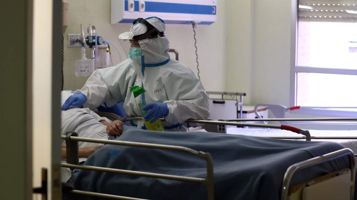 Prever qué personas se enfermarán gravemente podría ser muy útil para organizar las terapias en los hospitales. Fuente: (Twitter)
