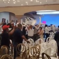 Revientan a sillazos asamblea de senador morenista para promover la elección judicial (Videos)
