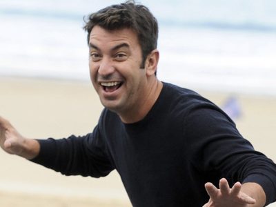 Las divertidas pistas de Arturo Valls para revelar qué presentador está "rodeado de suerte"