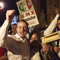 Comunidad lésbico-gay denuncia ante el Conapred a Mikel Arriola