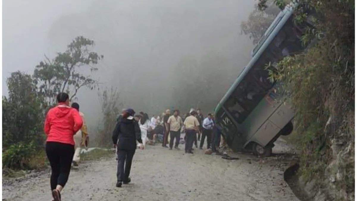 Autobús que viajaba rumbo a Machu Picchu vuelca; hay cuatro mexicanos entre los heridos