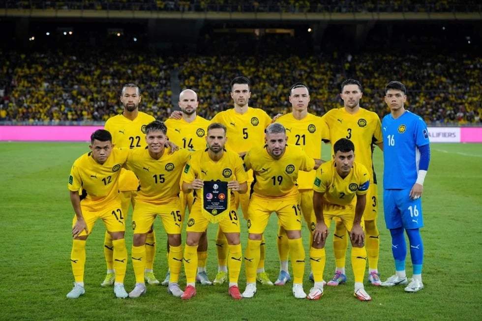 Los jugadores de Malasia posan antes del inicio del partido de clasificación del Grupo F de la Copa Asiática de la AFC entre Malasia y Vietnam en el Estadio Nacional Bukit Jalil en Kuala Lumpur, Malasia, el 10 de junio de 2025. (