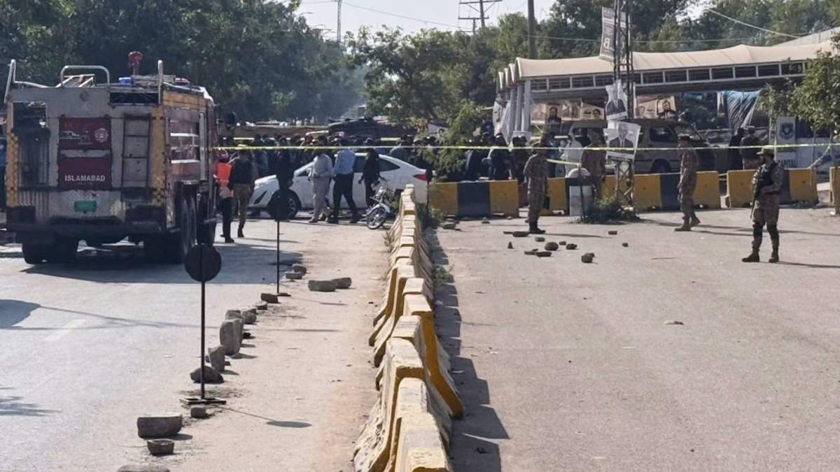 Agentes de seguridad paquistaníes montan guardia después de que un potente coche bomba explotara ante una corte de distrito en Islamabad, Pakistán el martes 11 de noviembre de 2025