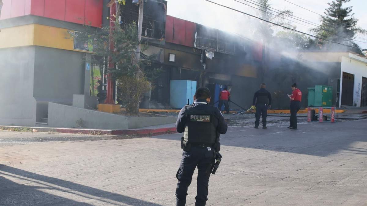 Una tienda Oxxo quemada en Temixco, Morelos