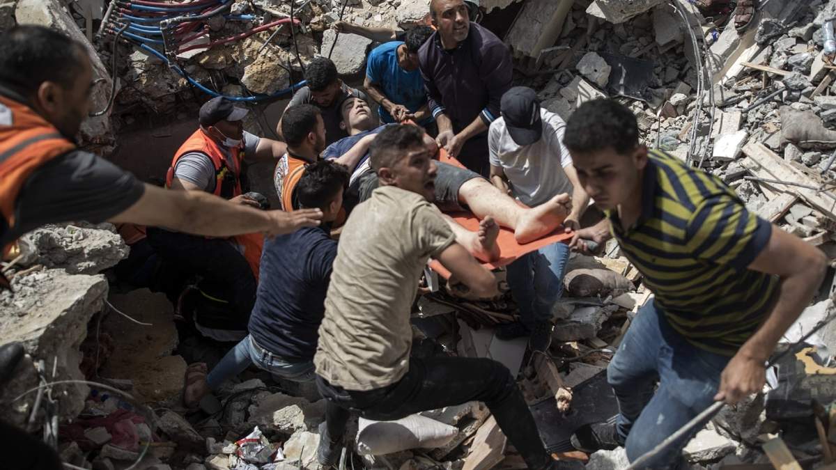 Voluntarios rescatan a una persona de los escombros en la Franja de Gaza. Fuente: (Twitter)