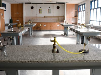 Osvando Llancafilo se reunió con la comunidad educativa que tomó la EPET 23 de Añelo