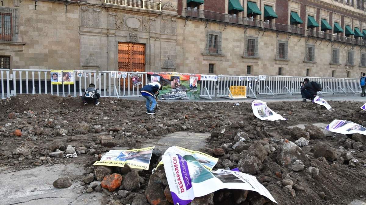 Las fosas simuladas frente a Palacio Nacional