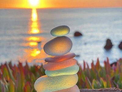 La multicolor playa de vidrio que atrae al turismo en California