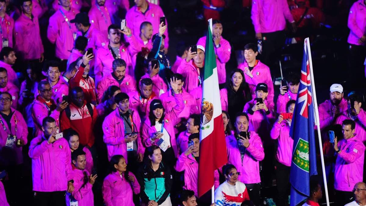 Alejandra Valencia e Isaac Pérez portan la bandera en clausura de los Juegos Panamericanos