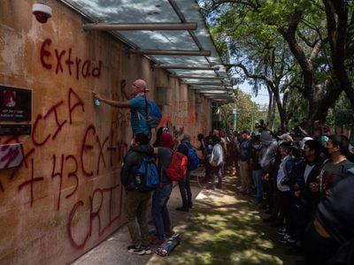 Padres de los 43 protestan en la Embajada de Israel para exigir la extradición de Tomás Zerón
