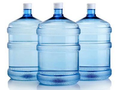 Si se pinchó o rompió el bidón de agua, no lo tires: creá este fabuloso jarrón para tu living