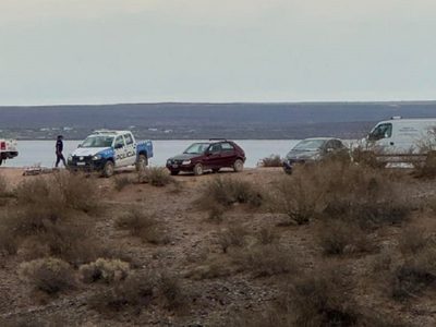 Se cayó de una tabla en los acantilados del lago Mari Menuco y murió