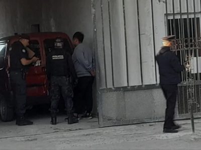 Detuvieron a los hombres que golpearon e intentaron secuestrar a un limpiavidrios