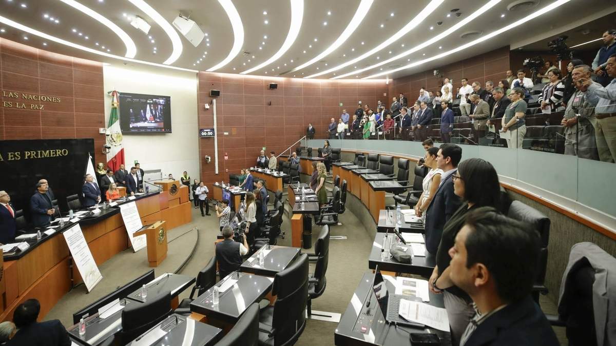 Los asistentes al conversatorio guardaron un minuto de silencio por los funcionarios asesinados