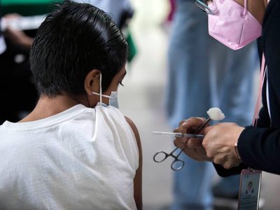 EU permitirá entrada a menores de edad que no estén vacunados si sus padres sí lo están