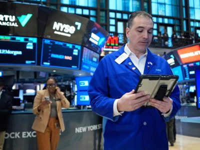 Petróleo cae por debajo de los 100 dólares tras repuntar por el anuncio de Trump de bloquear Ormuz