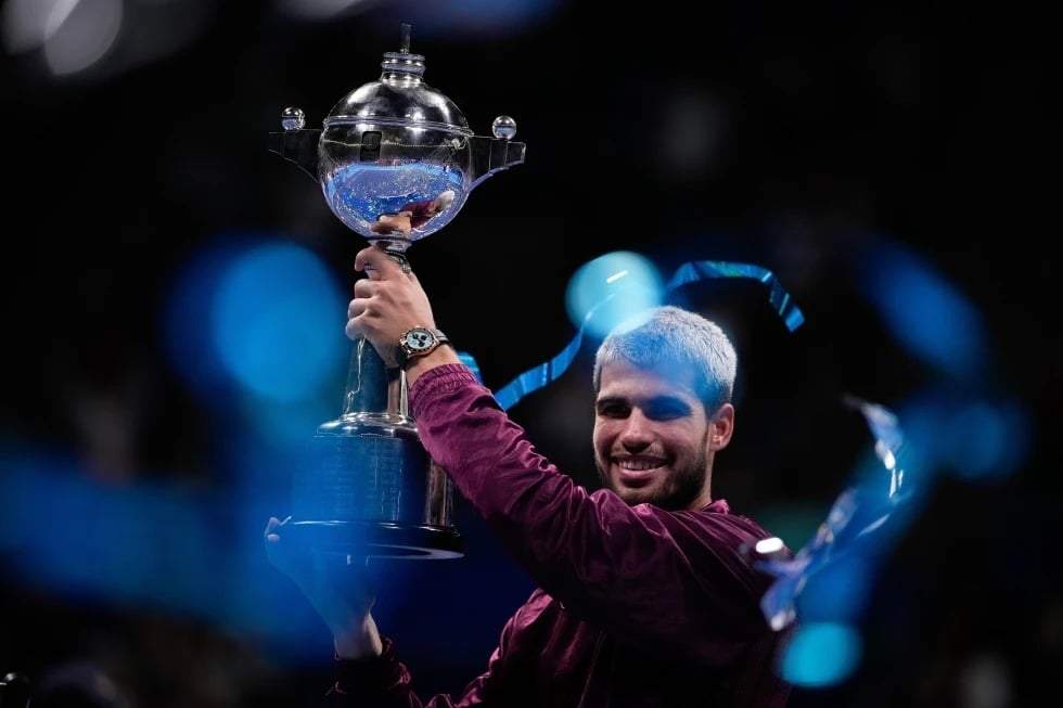 Carlos Alcaraz posa con el trofeo de campeón del Abierto de Japón tras derrotar a Taylor Fritz en la final, el martes 30 de septiembre de 2025, en Tokio.