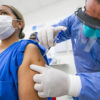 ¿Por qué hay que seguir utilizando cubrebocas después de vacunarse contra covid-19?