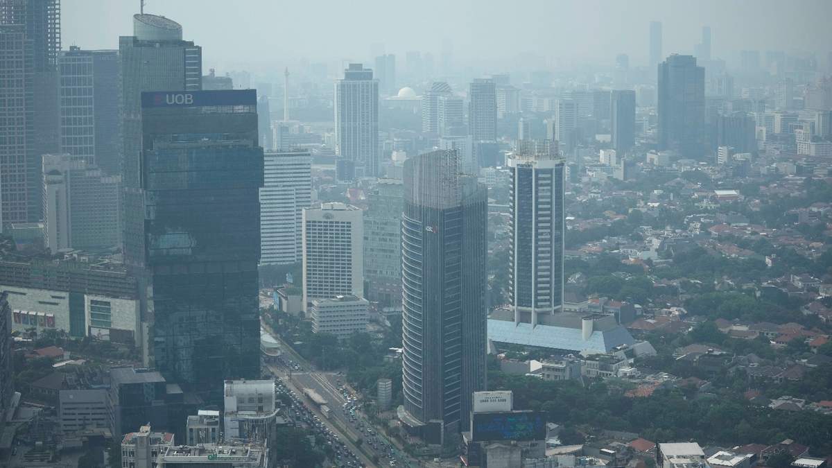 La bruma cubre el principal distrito comercial de Yakarta, Indonesia