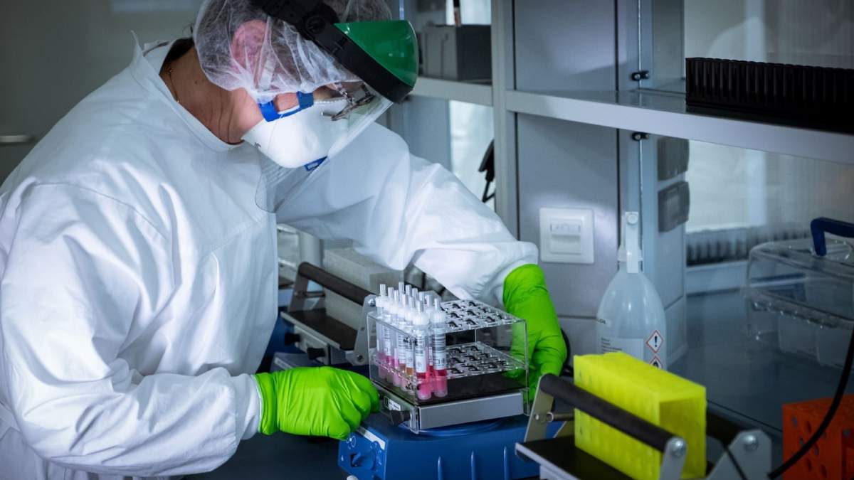 Profesional de la Salud manipula pruebas de coronavirus. Fuente: (Twitter)
