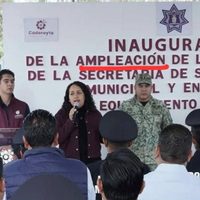 Alcaldesa de Cadereyta acusa “clasismo” tras ser criticada por pifia ortográfica en acto oficial