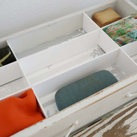 Ni se te ocurra tirar las cajoneras rotas: convertilas en este mueble de madera, al mejor estilo de un diseñador