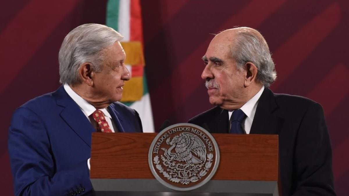 El presidente López Obrador y Pablo Gómez, titular de la UIF
