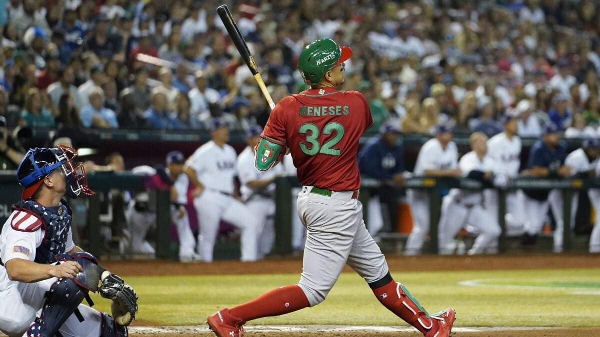 El pelotero mexicano Joey Meneses, a la derecha, mira su jonrón de tres carreras contra Estados Unidos en el cuarto inning de su juego del Clásico Mundial de béisbol en Phoenix