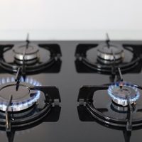 El trucazo de la abuela para quitarle las manchas negras a las hornallas de la cocina y dejarlas impecables