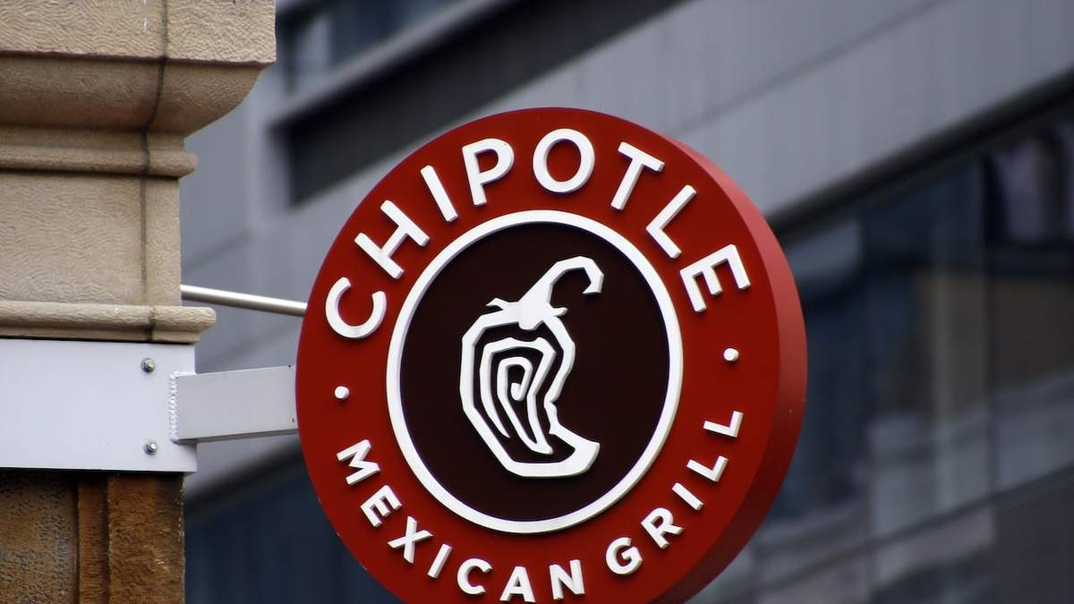 Un letrero del restaurante Chipotle en Market Square de Pittsburgh