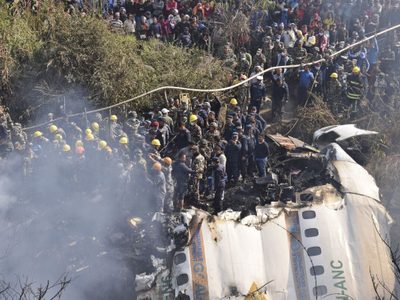 Tragedia en Nepal: Mueren 68 personas al estrellarse un avión