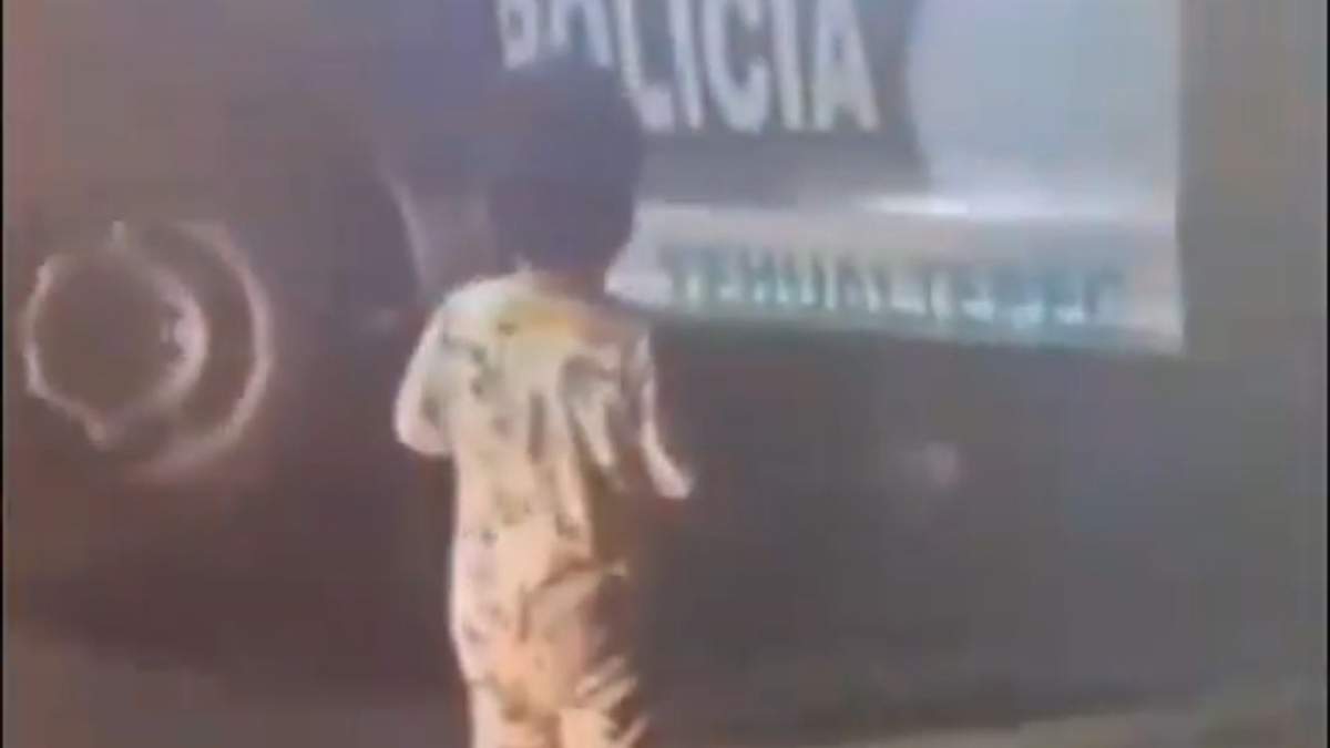 Niño deambulando